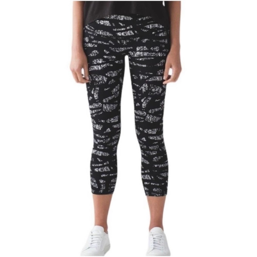 Lululemon Wunder Under Crops Graf Black & White sz 6